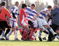 中国国奥队与英格兰女王公园巡游队斗殴事件是怎么一回事(英格兰中国足球比赛打架)